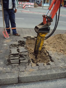 Öffnen einer Baugrube mit Aufbruchhammer